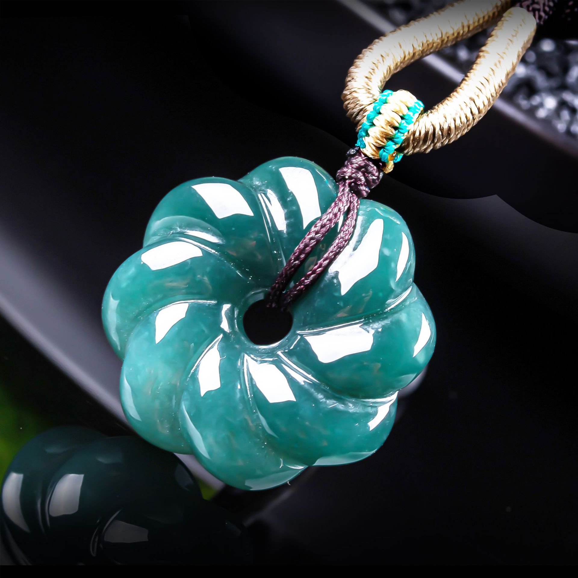 Jewelry & Watches Store - Collier avec pendentif en jade birman